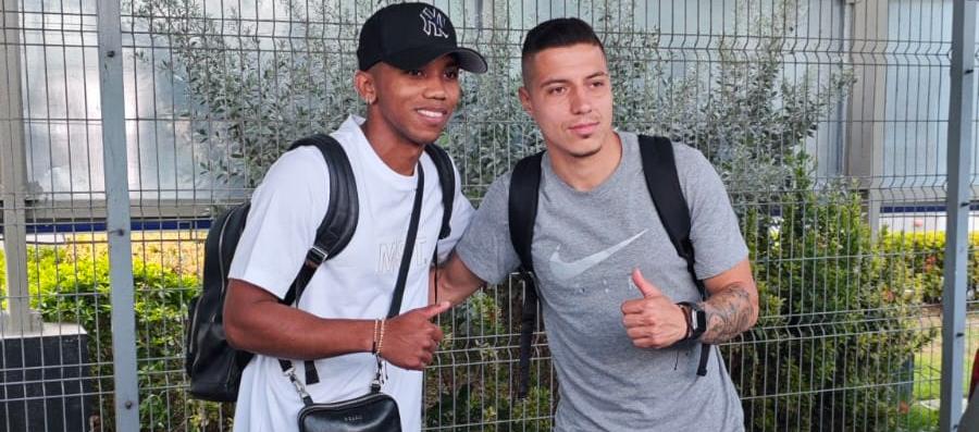 Jesús Rivas y Jhon Fredy Salazar a su arribo a Barranquilla para ultimar su vinculación al Junior. 