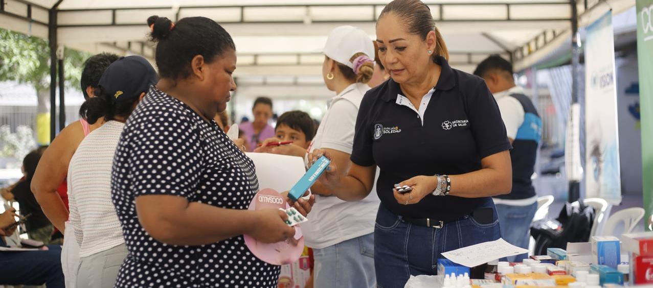 Mónica Páez, jefa de aseguramiento social de Soledad, en atención de la comunidad. 