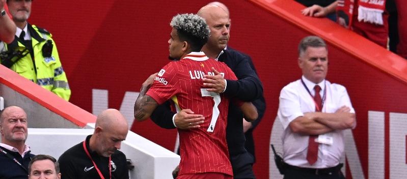 Arne Slot y Luis Díaz durante un partido del Liverpool.