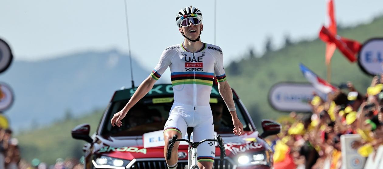 Tadej Pogacar cruza en solitario la meta en Hautacam.