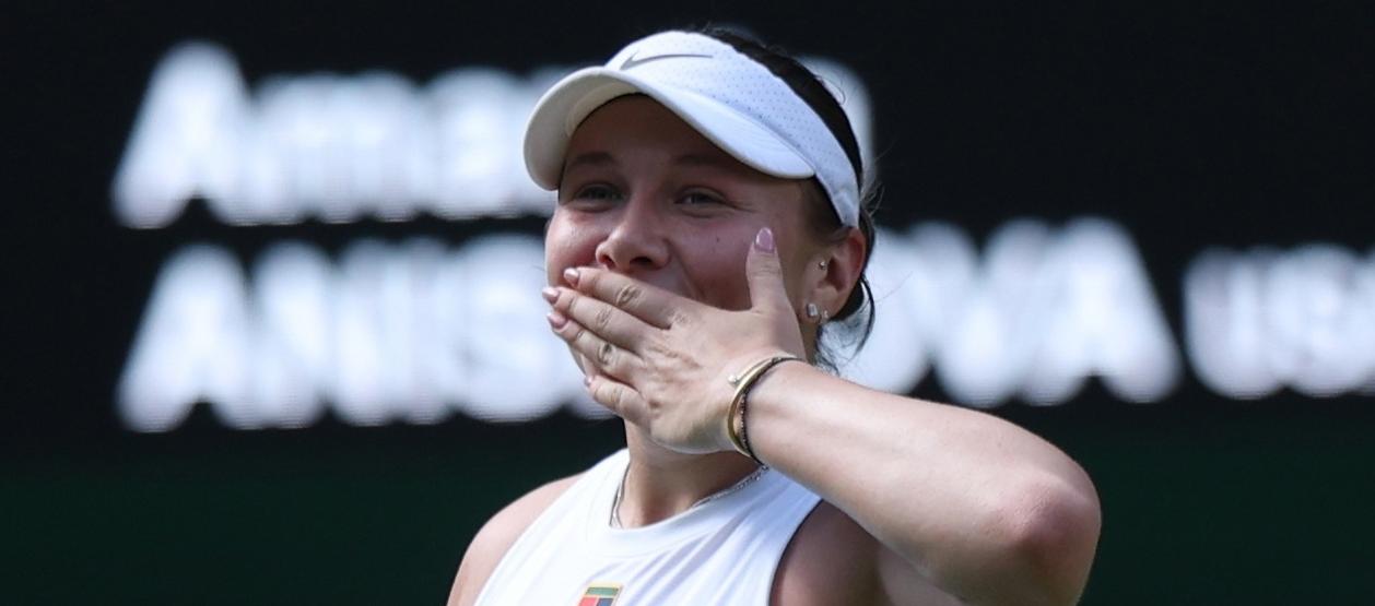 La estadounidense Amanda Anisimova tras su victoria sobre la bielorrusa Aryna Sabalenka. 