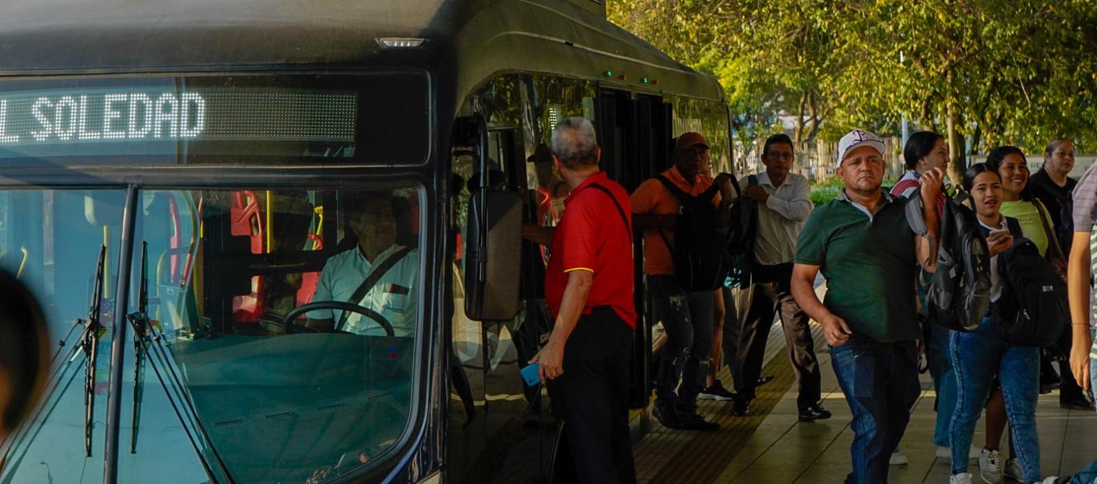 Pasajeros descendiendo de un bus de Transmetro en la estación Joe Arroyo