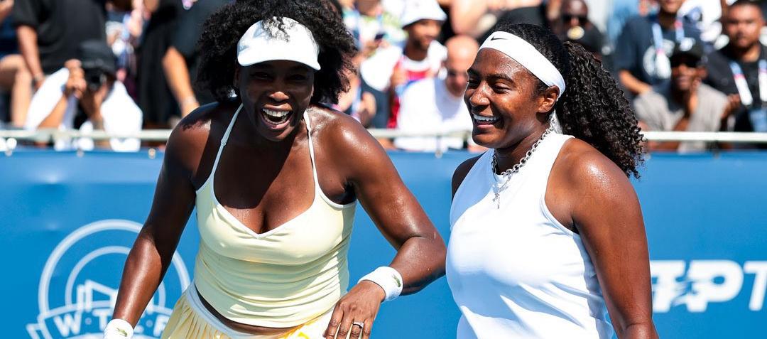 Venus Williams celebra junto a su pareja en dobles Hailey Baptiste.