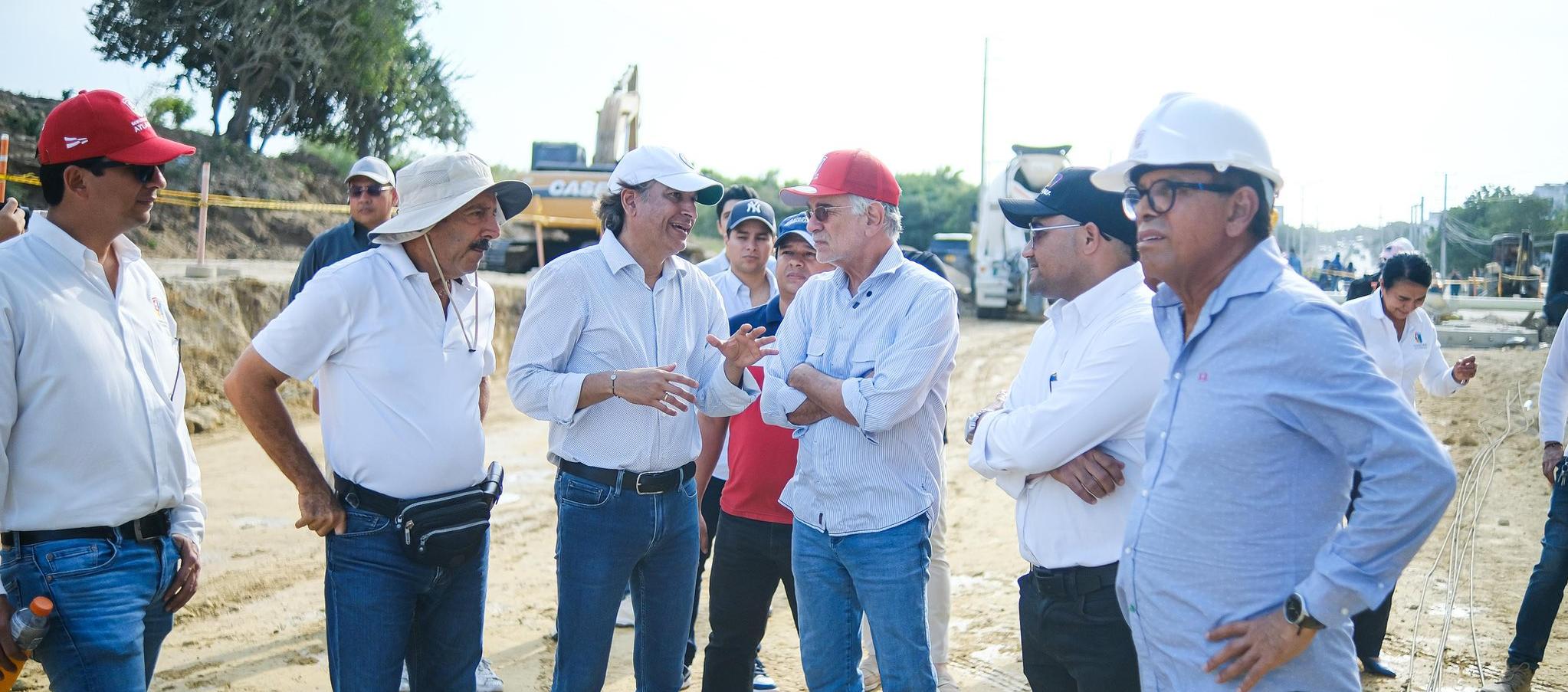 Gobernador Verano con los contratistas de la obra en la Gran Vía.