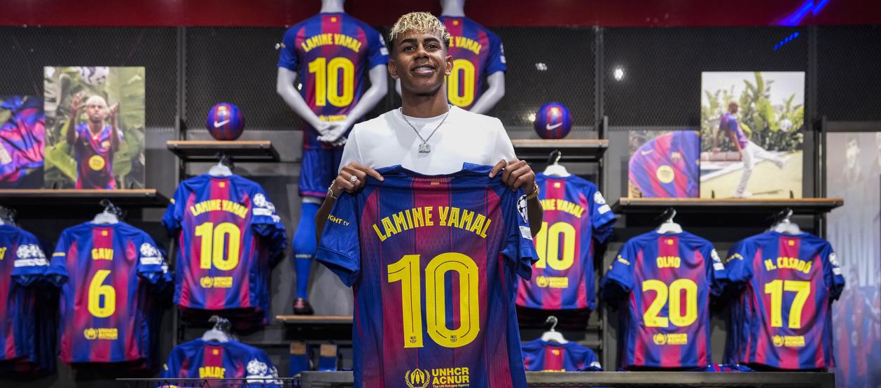 Lamine Yamal con la camiseta que lucirá a partir de la próxima temporada. 