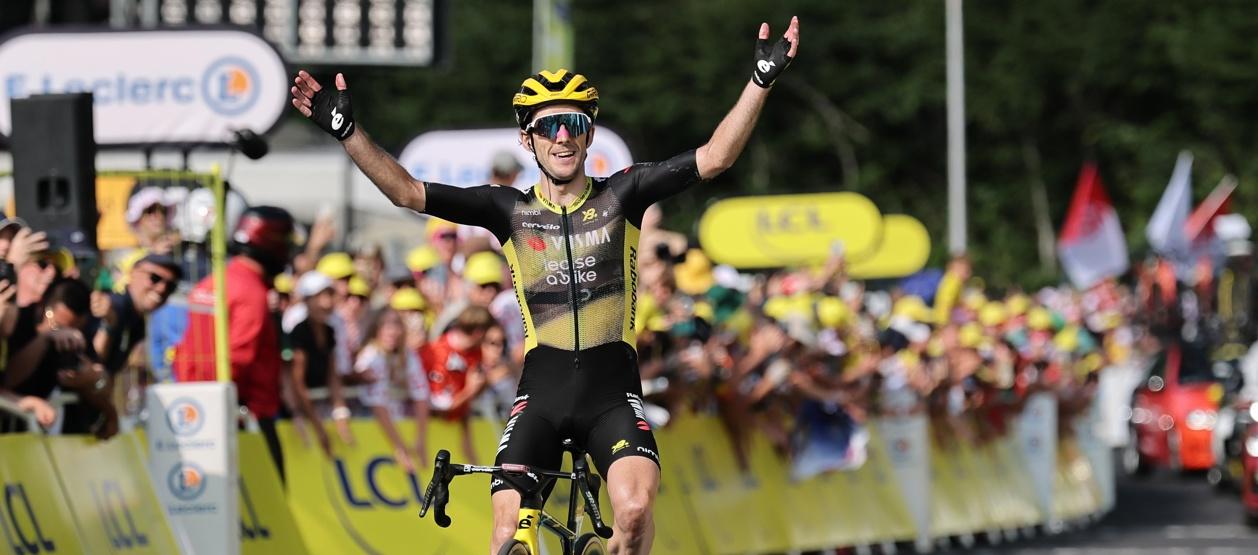 El británico Simon Yates cruza la meta como ganador de la décima etapa. 