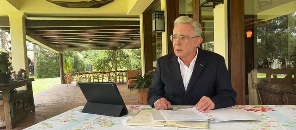 Álvaro Uribe en su finca de Rionegro