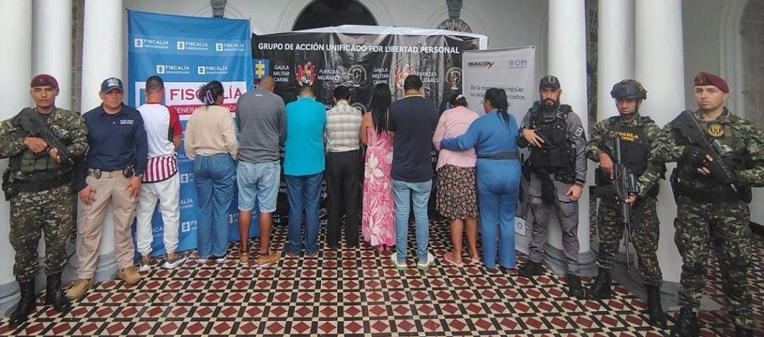 Entre los capturados figuran tres funcionarios que, según las autoridades, facilitaban la expedición de documentos falsos.