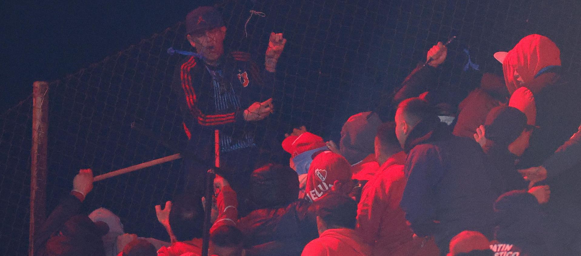 Incidentes entre hinchas en las tribunas del estadio Libertadores de América.