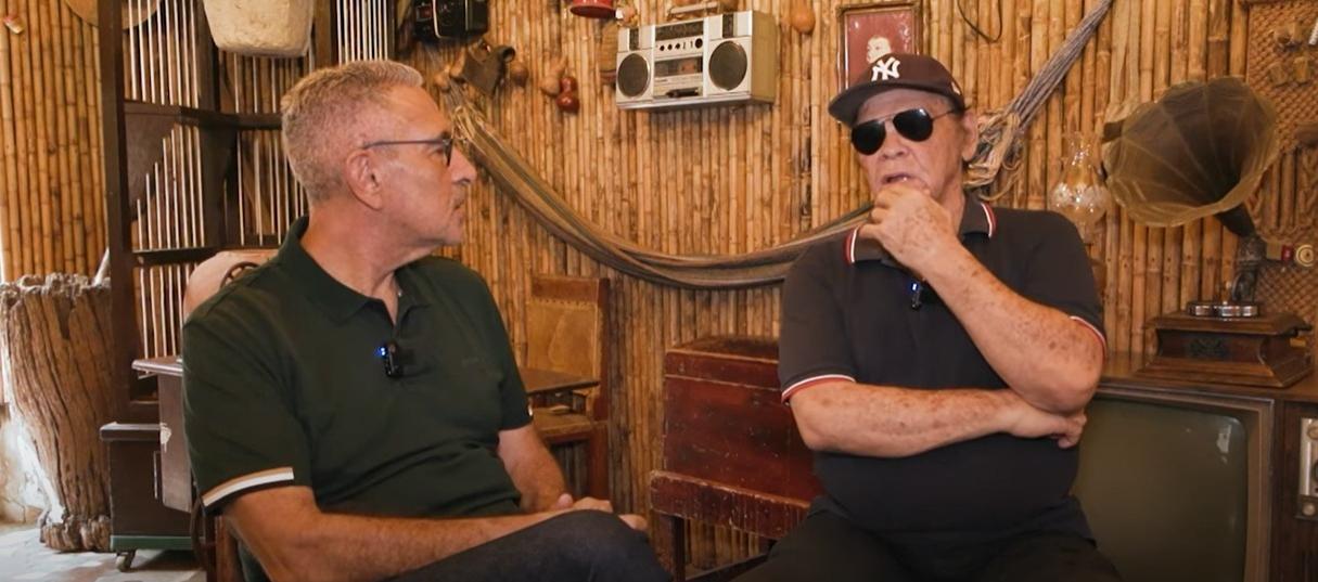 El periodista Jorge Cura, junto al presentador Jaime Pérez Parodi. 