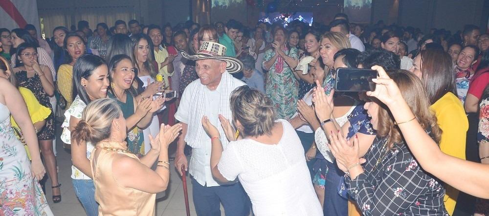 El maestro Adolfo Pacheco Anillo compartiendo con la familia de la Universidad Simón Bolívar.
