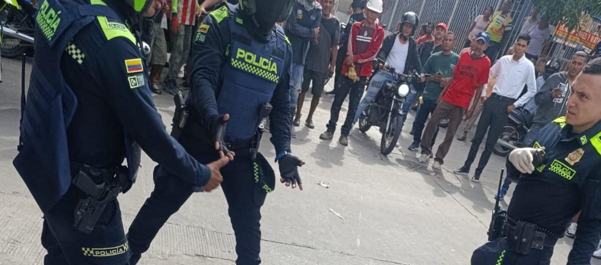 La Policía en el lugar donde fueron baleados los dos sospechosos. 