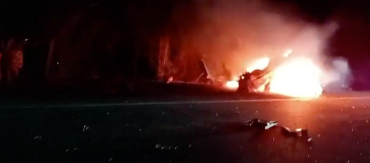 El vehículo que se incendió tras el accidente. 