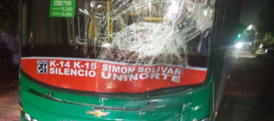 Así quedó el bus tras la colisión con el motociclista en el barrio Los Pinos de Barranquilla. 