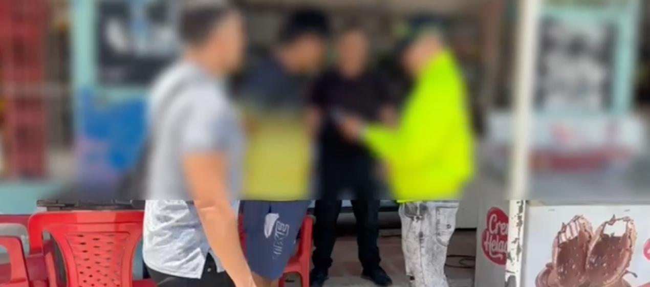 Momento en que el adolescente era aprendido por la Policía Metropolitana de Barranquilla. 