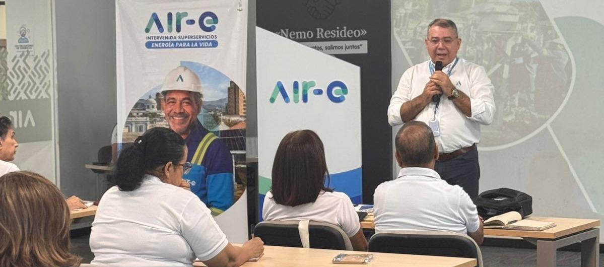 Mesa de trabajo de Air-e con administradores de propiedad horizontal. 