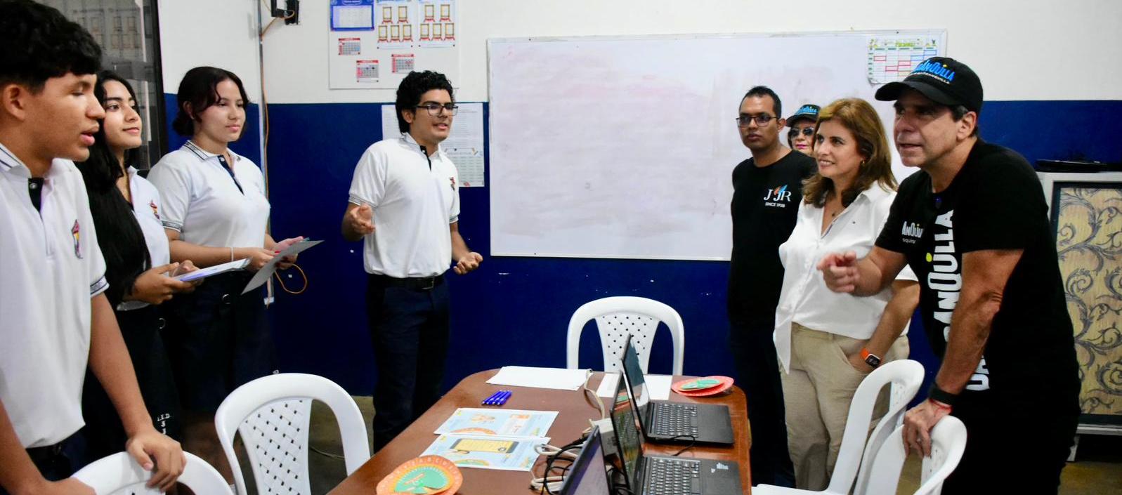 Alcalde Alejandro Char con estudiantes de educación superior.