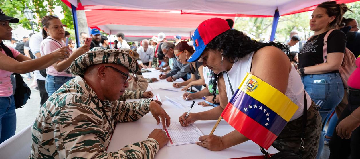 Personas participan en jornada de alistamiento de la Milicia Bolivariana de Venezuela.