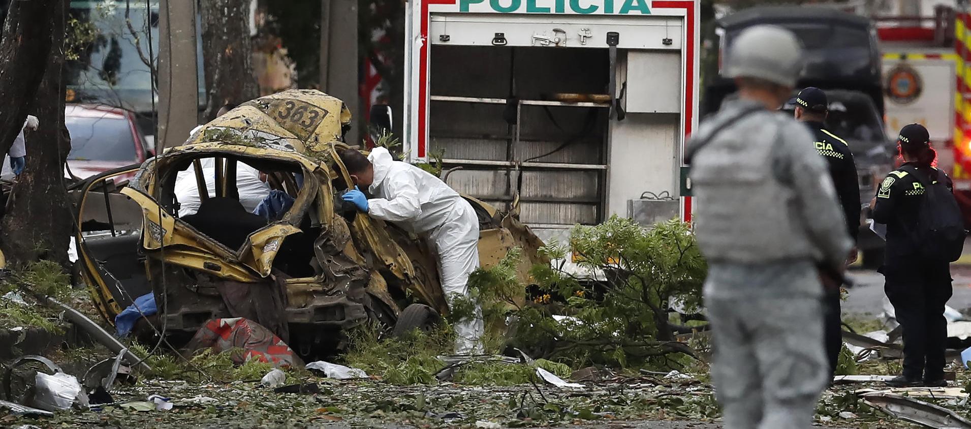 La Policía inspecciona el lugar donde ocurrió el atentado. 