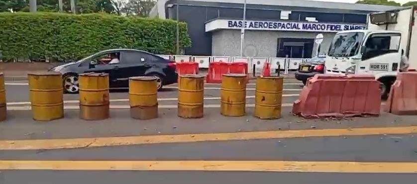 El atentado ocurrió frente a esta base aérea en Cali. 