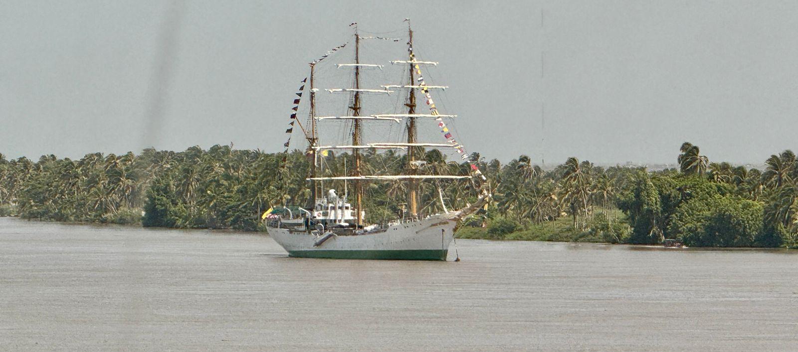 Buque ARC "Gloria" en el canal de acceso.