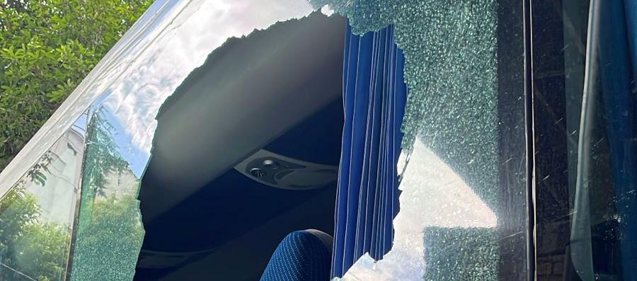 Vidrio roto de bus de Atlético Nacional.
