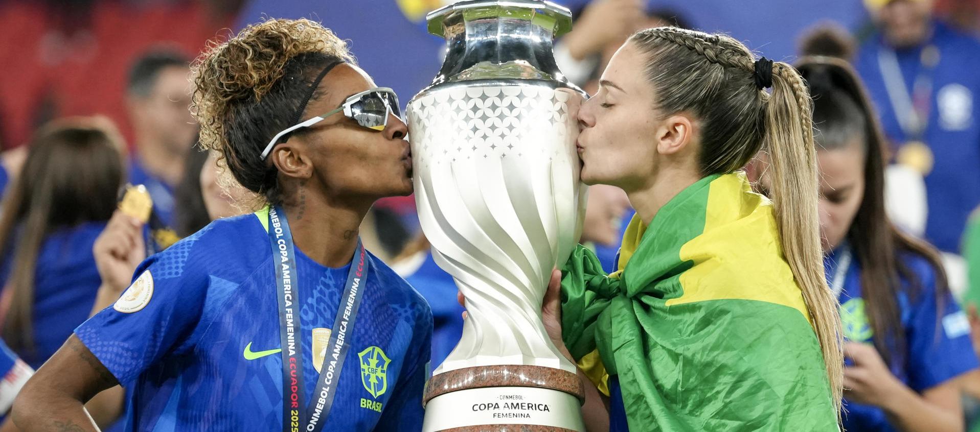 Luany (i) y Giovana Queiroz de Brasil sostienen el trofeo de la Copa América Femenina este sábado. 