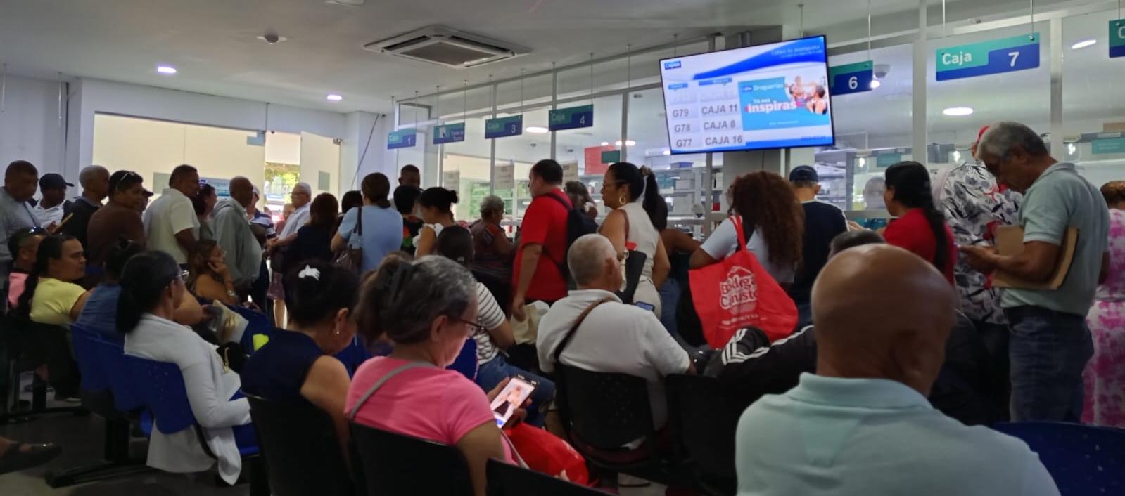 Reclamar medicamentos en sedes de Cafam se ha convertido en una odisea. En la foto, sede de Cafam de la carrera 53, entre calles 70 y 72. 
