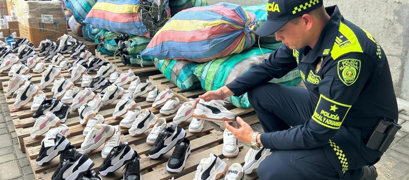 Los zapatos aprehendidos por la Policía Fiscal y Aduanera. 