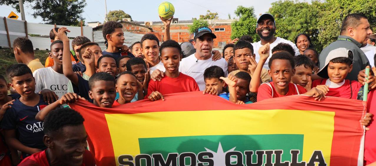 El alcalde Char con jóvenes de La Esmeralda. 