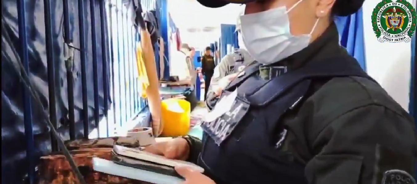 Celulares encontrados al interior de la cárcel. 