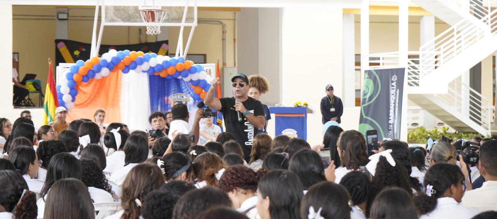 Alcalde Alejandro Char durante la entrega de obras en el Colegio Mayor de Barranquilla. 