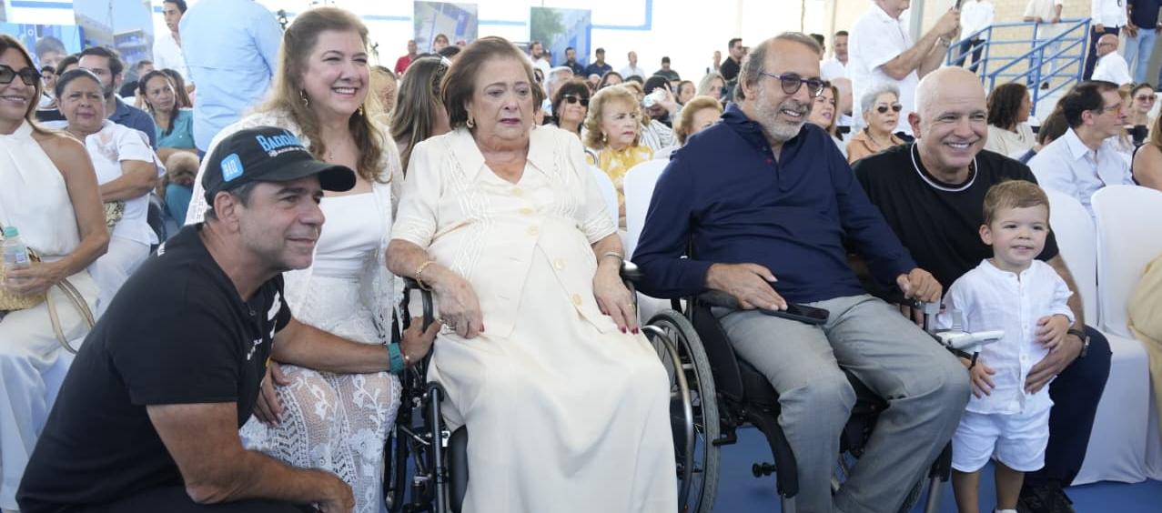 El Alcalde Char, la señora Evelyn con una hija y los hijos y directivos de Tecnoglass José Manuel y Christian Daes