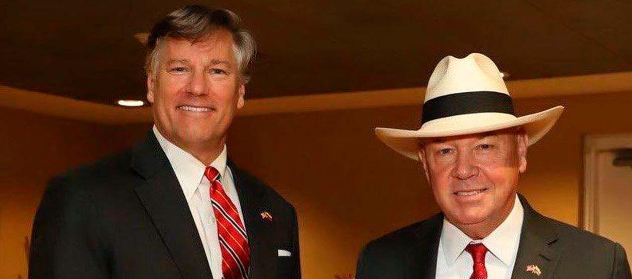 Christopher Landau y John T. McNamara.