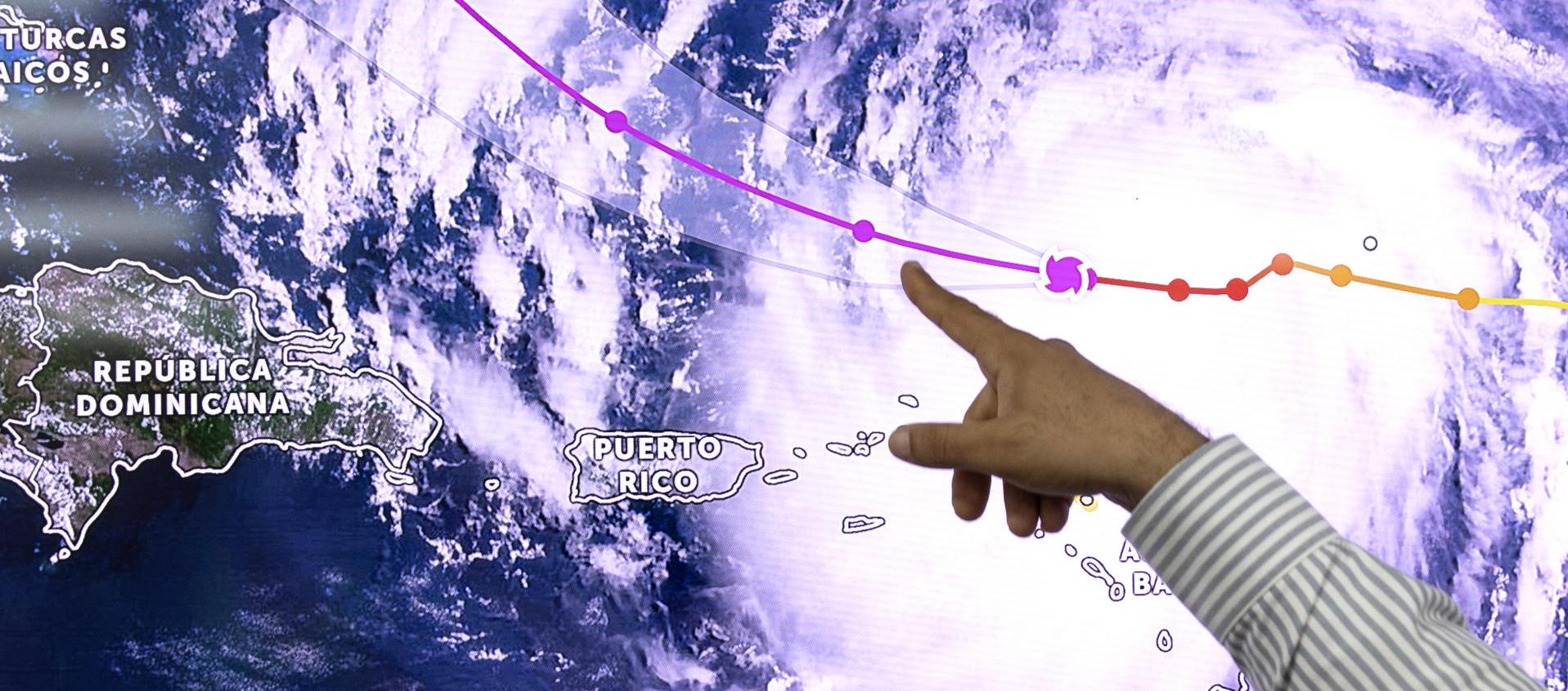 Fotografía de la Oficina Nacional de Meteorología que muestra en pantalla el paso del huracán Erin 