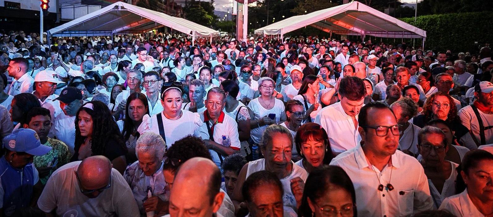 Cientos de caleños en las calles.