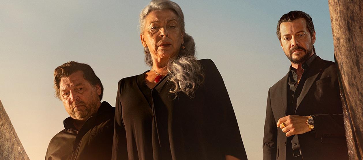 Kiti Mánver, Álvaro Morte y Hovik Keuchkerian se reúnen en la serie. 