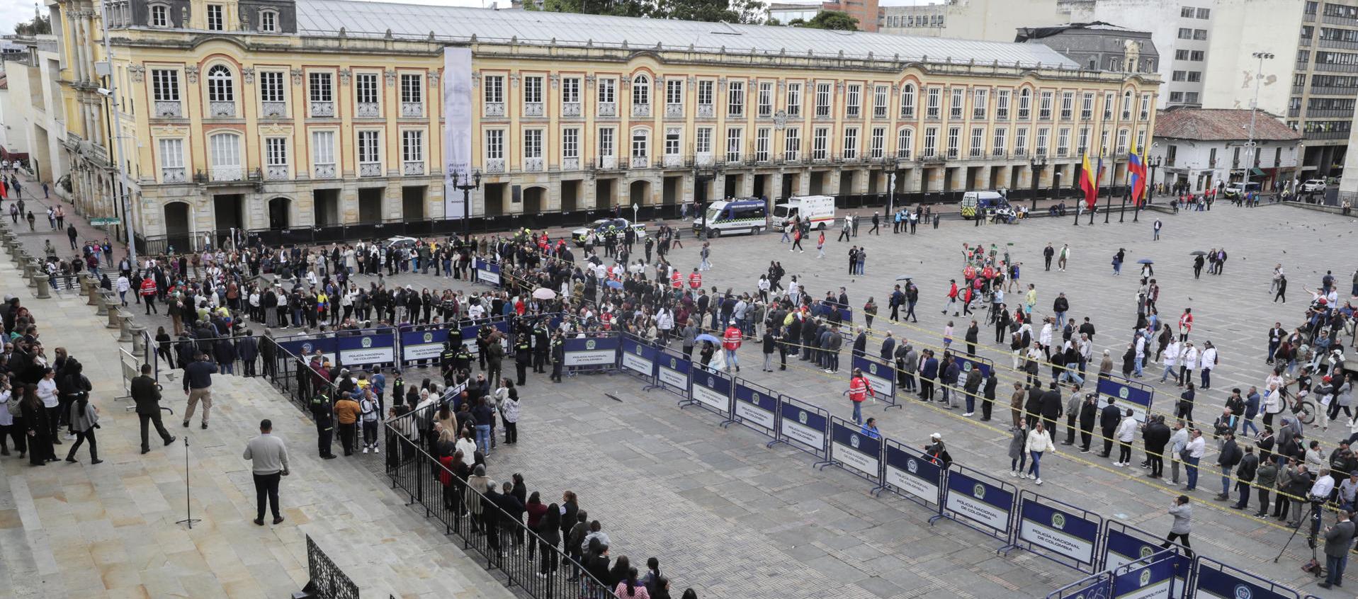 Ciudadanos en fila para despedir a Miguel Uribe