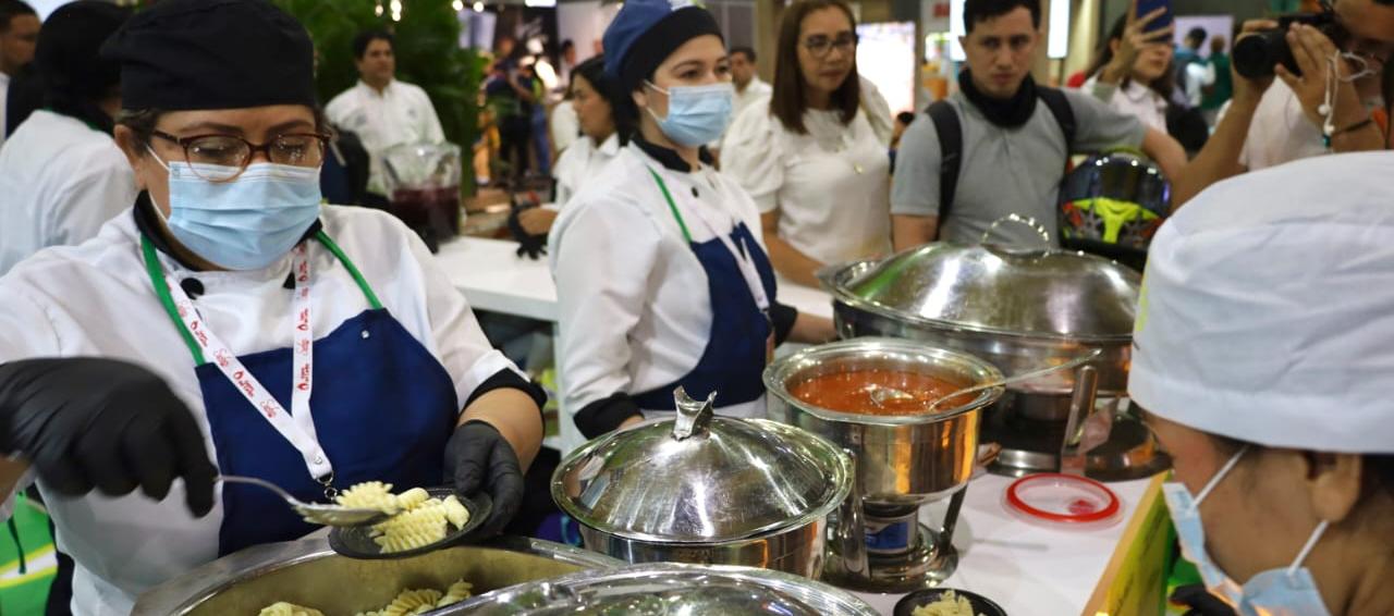 Cocina de la mano con la primera