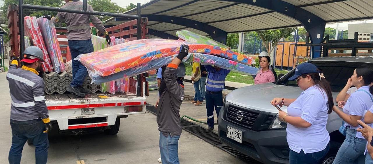 La alcaldesa Alcira Sandoval supervisando la salida de ayudas para los damnificados. 
