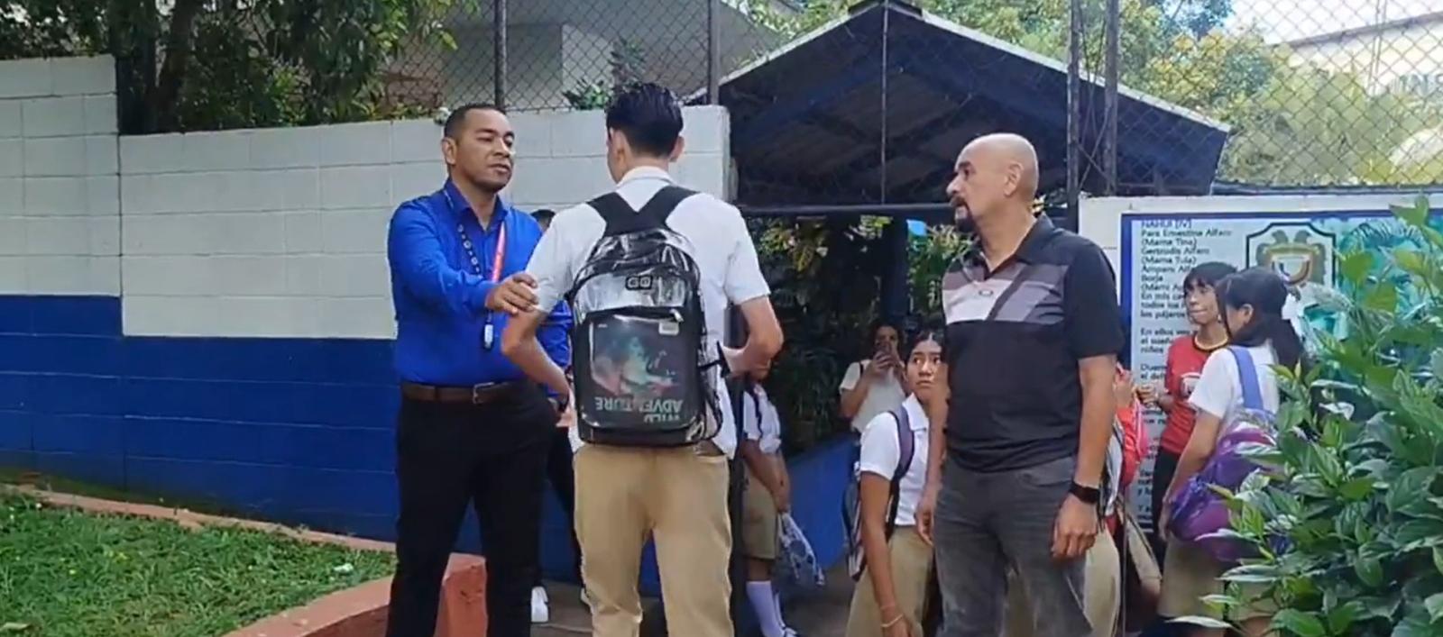 Supervisión en entrada de un colegio en El Salvador.