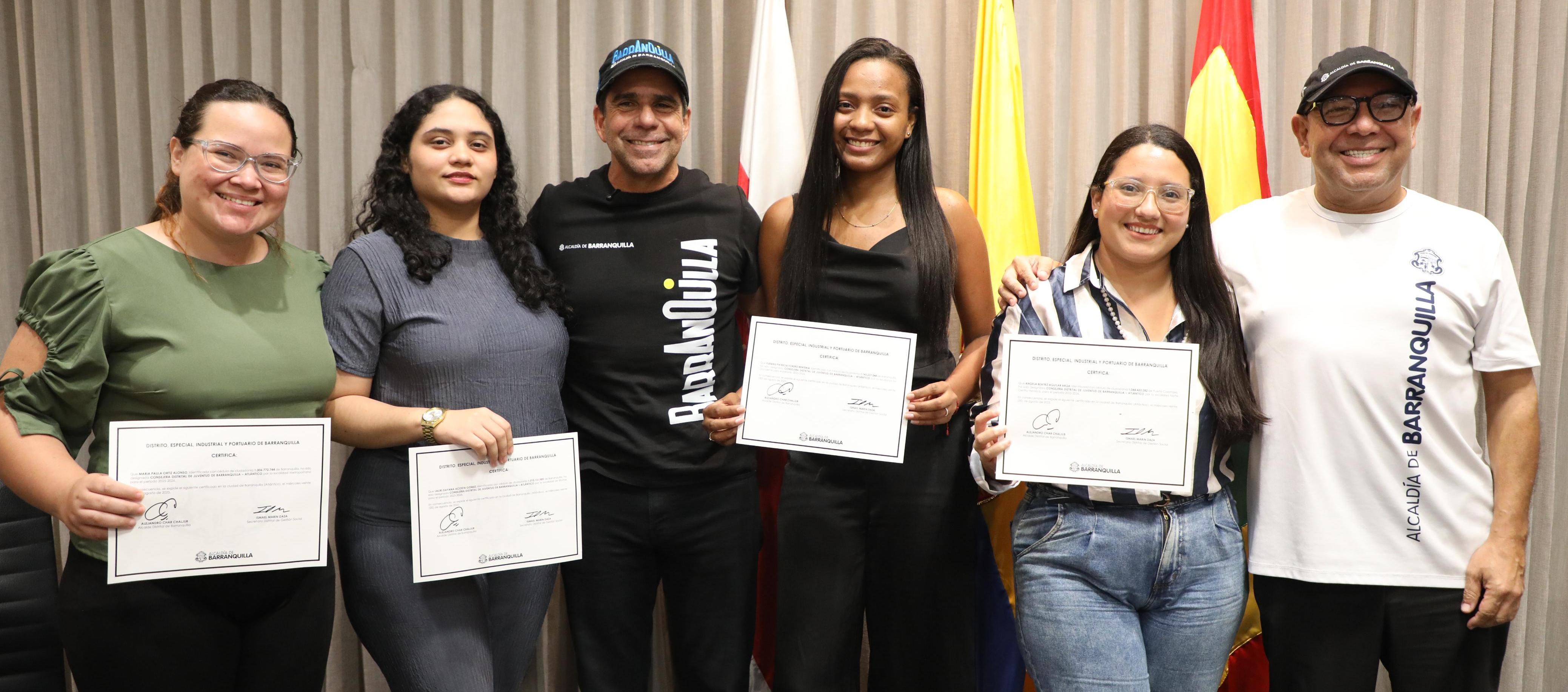 Alcalde Alejandro Char junto a los nuevos integrantes del Consejo de Juventud 2025-2026 en el acto de posesión.