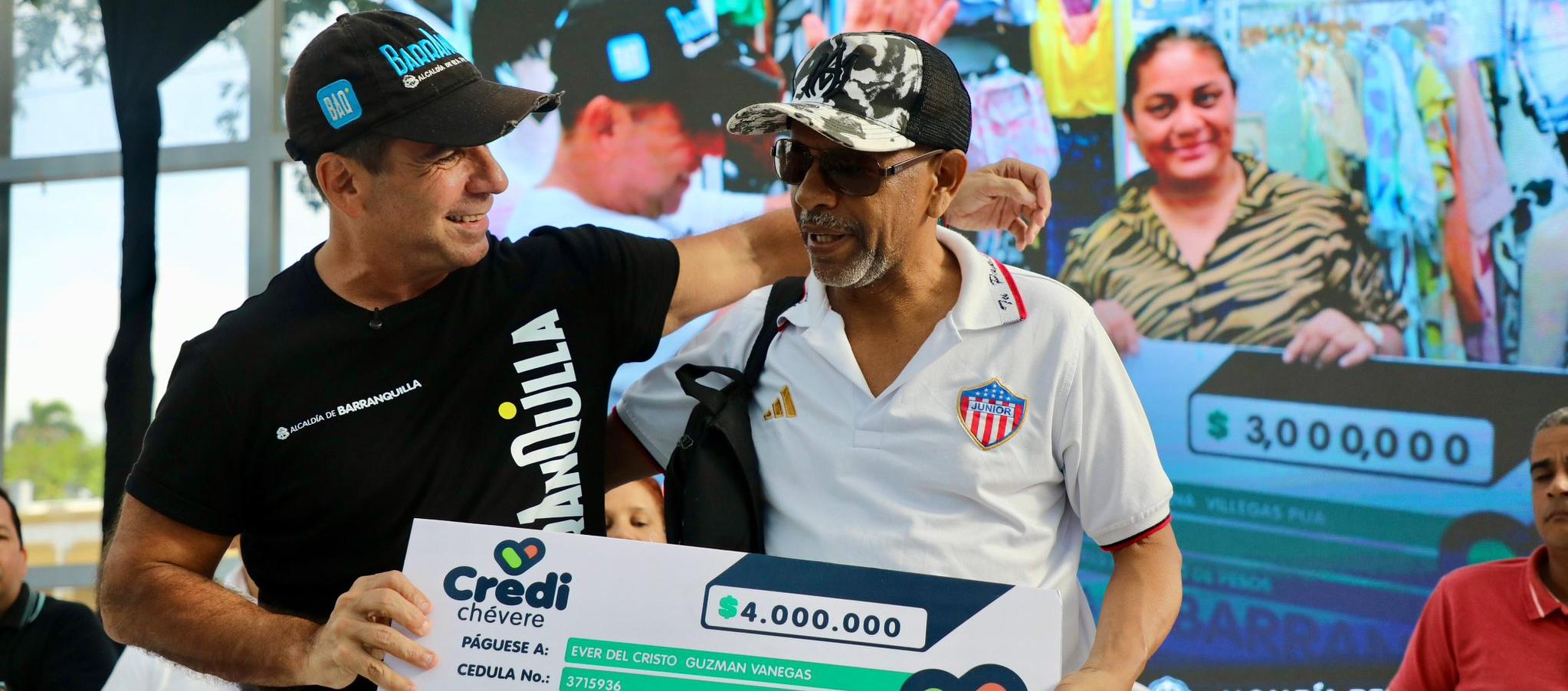 El Alcalde de Barranquilla, Alex Char, con uno de los beneficiarios.