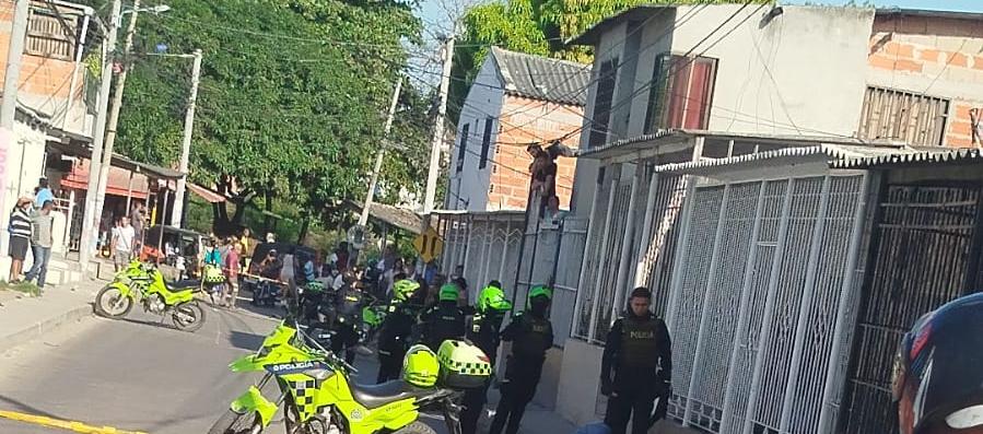 La Policía acordonó el lugar donde presentó el crimen. 