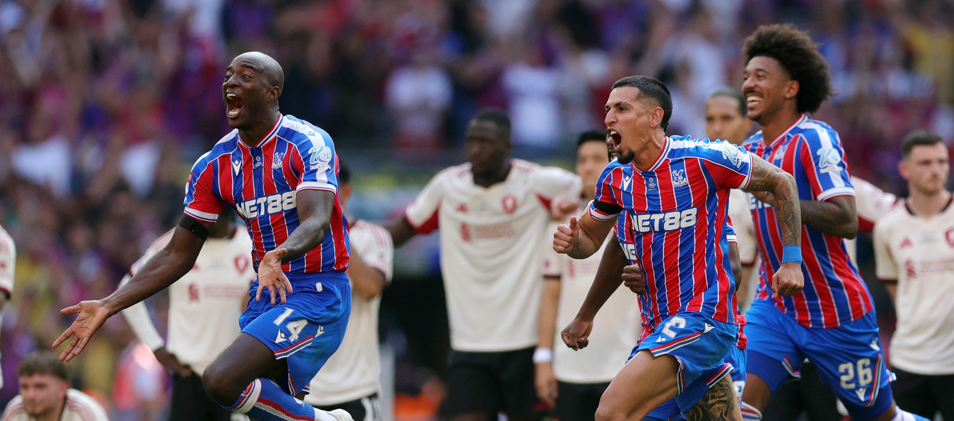 Daniel Muñoz celebrando el título.