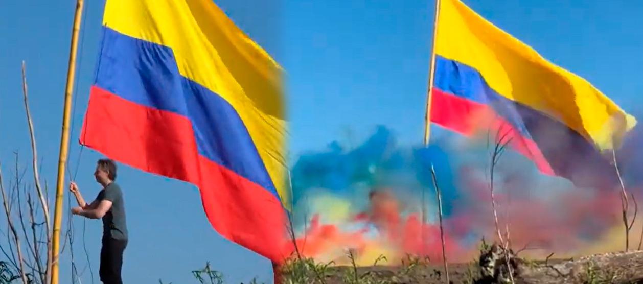 Daniel Quintero colocando la bandera de Colombia en isla peruana. 