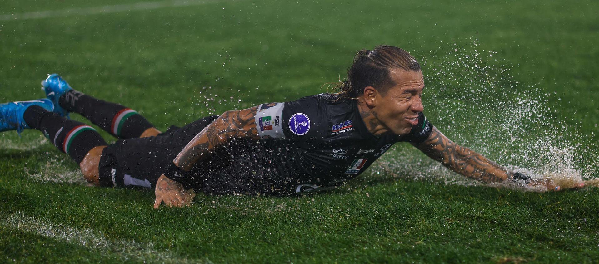 Dayro Moreno de Once Caldas celebra un gol este martes