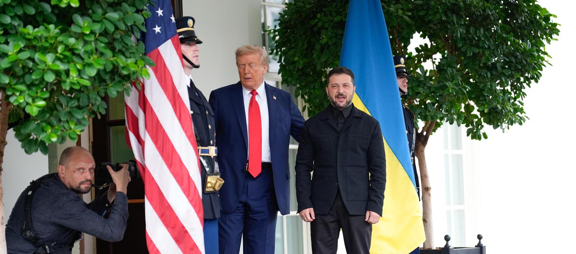 Donald Trump saluda a su homólogo de Ucrania, Volodímir Zelenski 