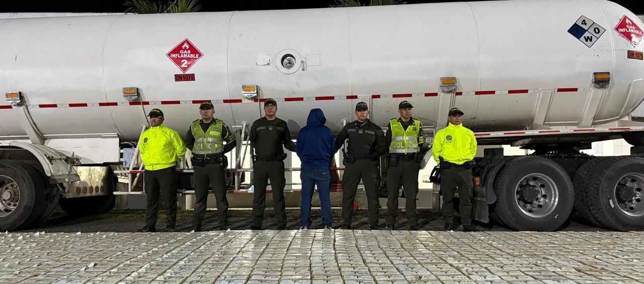 La droga incautada y el capturado por parte de la Policía.