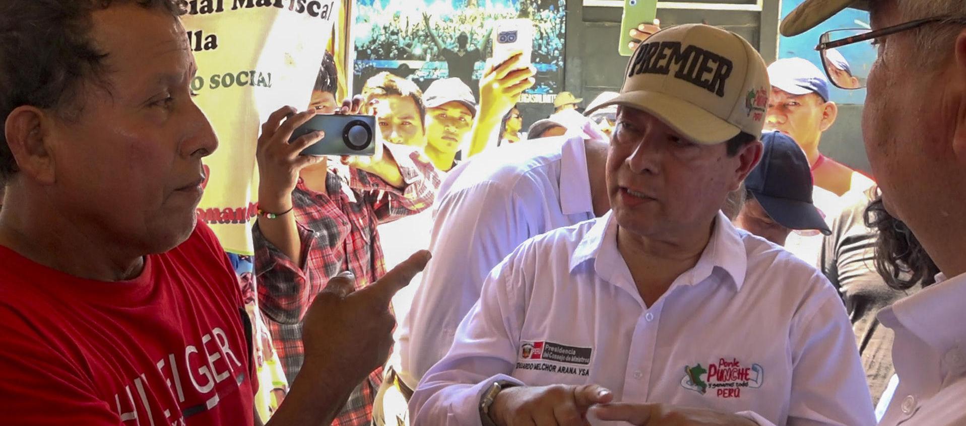 Presidente del Consejo de Ministros de Perú, Eduardo Arana, a su llegada a la población de Santa Rosa. 